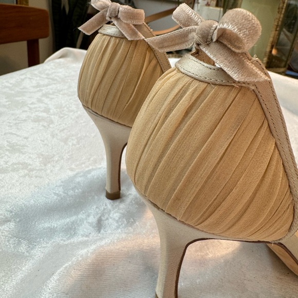 Manolo Blahnik Satin/Silk/Velvet Champagne Open Toe Pumps. Size 36 1/2. - Picture 5 of 7